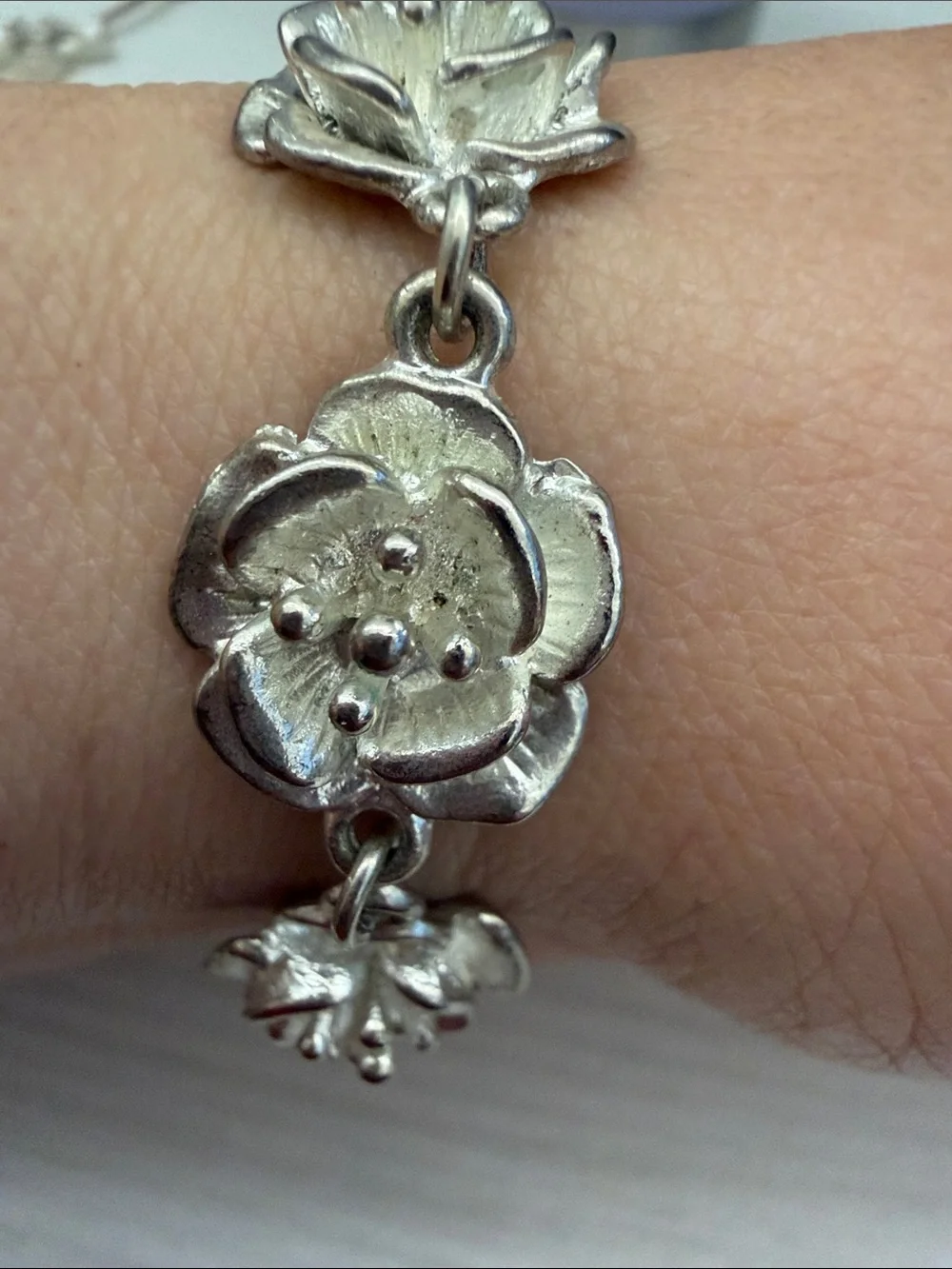 Silver Floral Link Bracelet for Women - Elegant Bloom Design